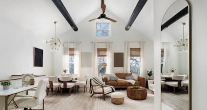 Bright 3 BR Wicker Park Loft. 5Beds + 2 parking. 4-min walk to Damen Blue Line!