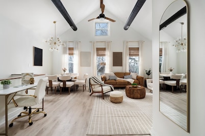 Bright 3 BR Wicker Park Loft. 5Beds + 2 parking. 4-min walk to Damen Blue Line!