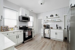 Private kitchen - Bright 3 BR Wicker Park Loft. 5Beds + 2 parking. 4-min walk to Damen Blue Line! (Chicago)