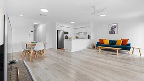 Eine moderne Wohnung mit Essbereich, Küche und Wohnzimmer.