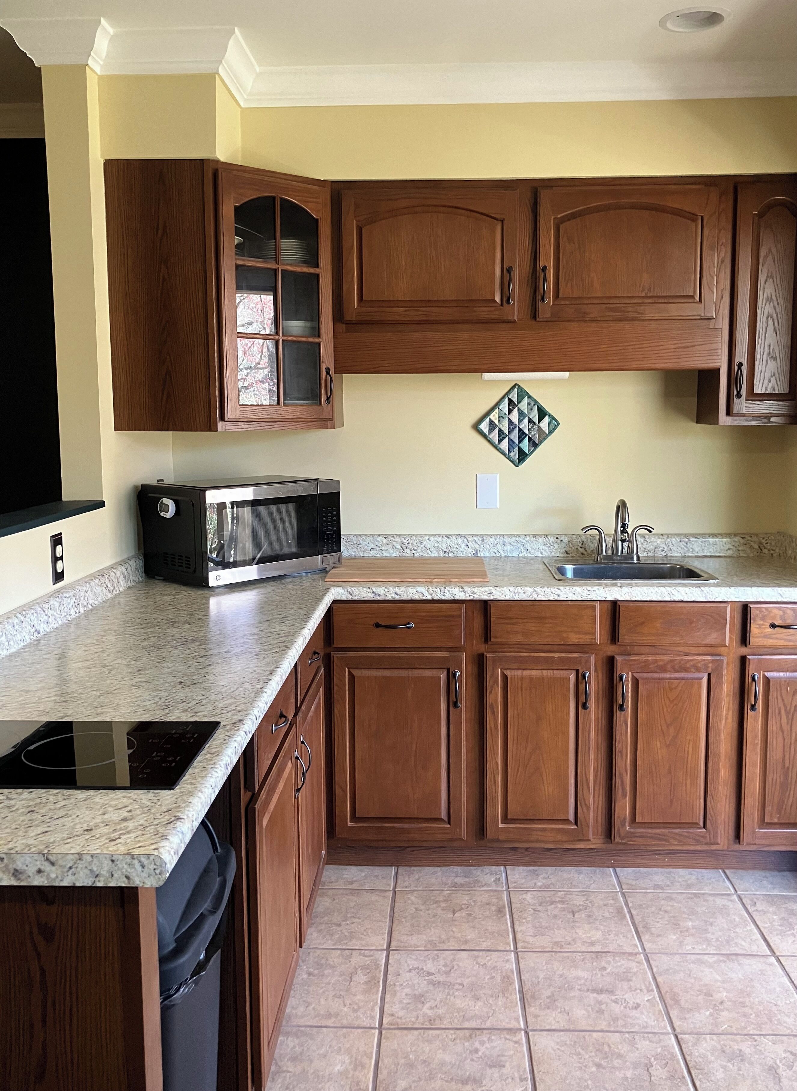 Kühlschrank, Mikrowelle, Herdplatte, Wasserkocher mit Kaffee-/Teezubehör