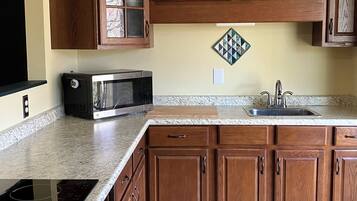 Kühlschrank, Mikrowelle, Herdplatte, Wasserkocher mit Kaffee-/Teezubehör