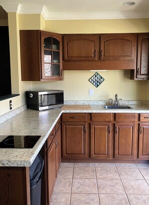 ثلاجة، ميكروويف، موقد طهي مسطح، ماكينة لصنع القهوة/الشاي