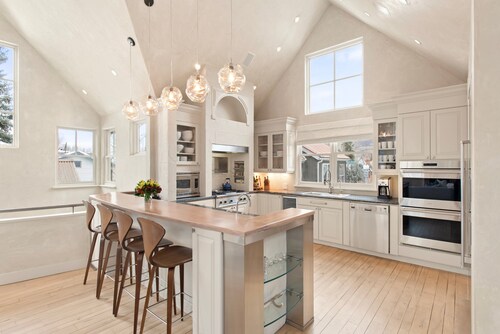 NEW! Highline Aspen | 5 Bed, Rooftop Hot Tub