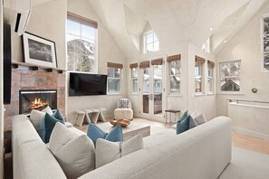 Smart TV, fireplace - 5 BR Aspen Retreat for 10 with A/C, Rooftop Hot Tub, Fireplace & Walkable Gondola Access (Aspen)