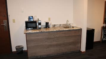 Deluxe Quadruple Room | Desk, free WiFi