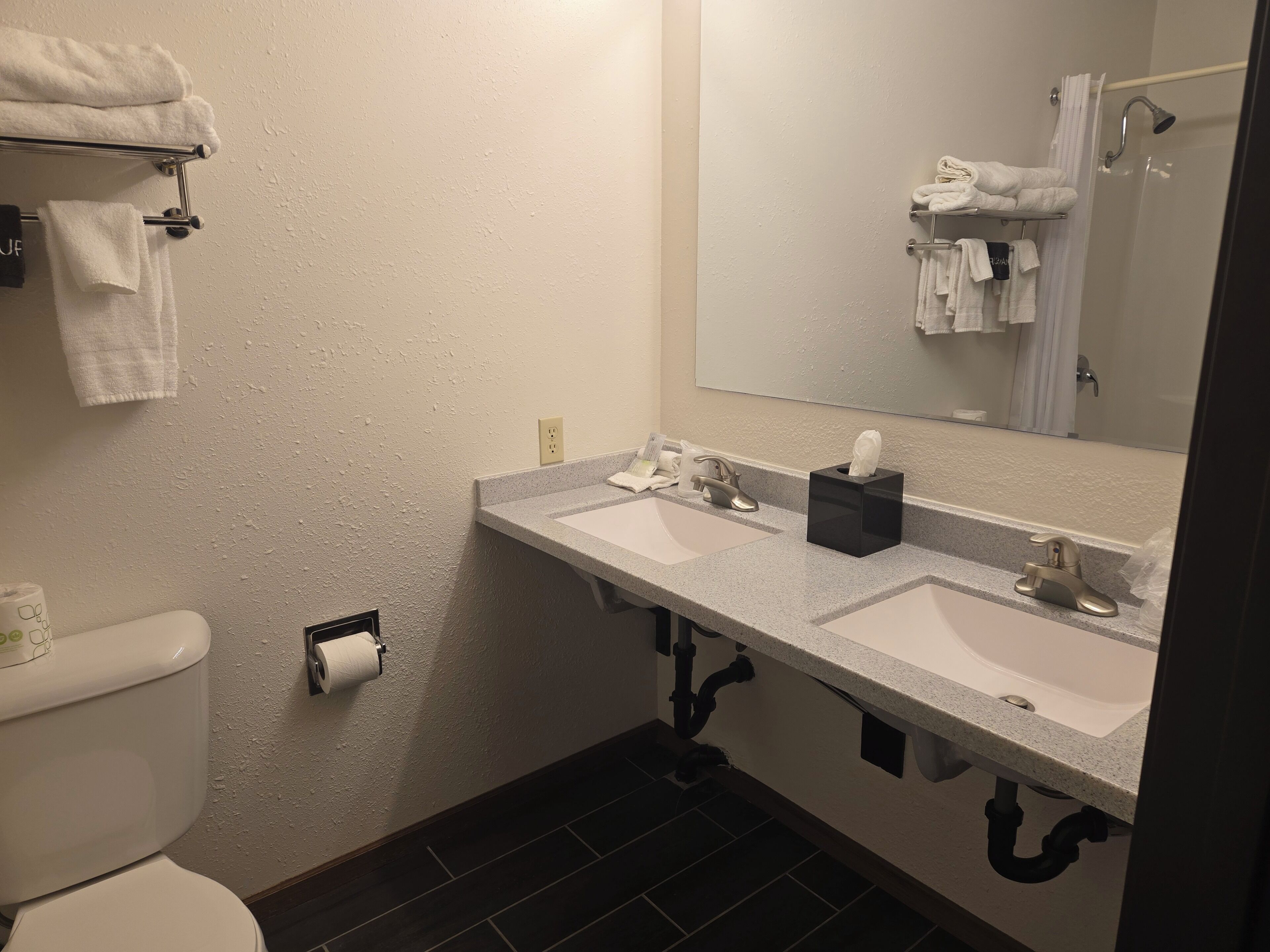 Habitación cuádruple Deluxe | Baño | Secadora de cabello, toallas, jabón, shampoo 