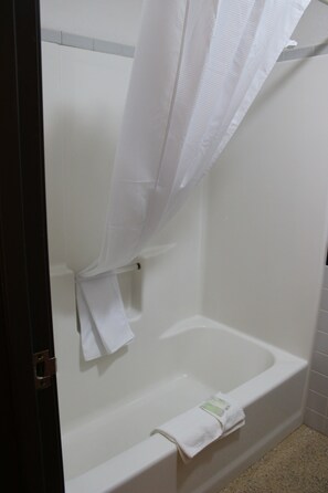 Standard Double Room | Bathroom | Hair dryer, towels, soap, shampoo - Can Am Inn (Warroad)