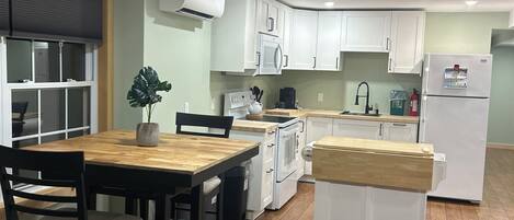 Microondas, horno, placa de cocina