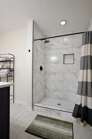 Shower, towels, soap, toilet paper - Retro-Luxury 3BR/2BA Home-Minutes from Downtown and Houston hot spots (Houston)