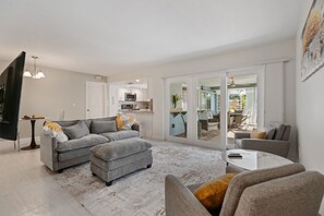 Smart TV - New Rental  Private 3 Bed/2 Bath Heated Pool Near Bobby Jones Golf! (Sarasota)