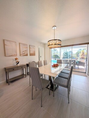 Dining - New Rental  Private 3 Bed/2 Bath Heated Pool Near Bobby Jones Golf! (Sarasota)