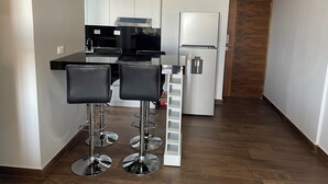 コーヒー / ティーメーカー、冷蔵庫、電子レンジ、コンロ