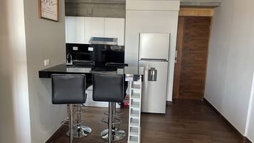 Coffee/tea maker, fridge, microwave, stovetop