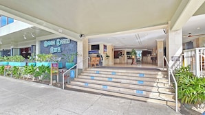 Exterior detail - Waikiki Grand Hotel® 521—Honolulu Ocean side Studio Sleeps 3 w/ Kitchen & Pool (Honolulu)