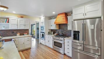 Mikrobølgeovn, ovn, kokeplater og oppvaskmaskin