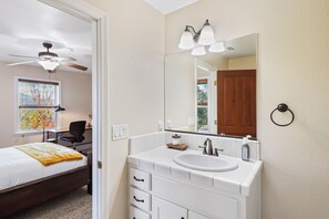 Tabla de planchar con plancha, wifi y ropa de cama