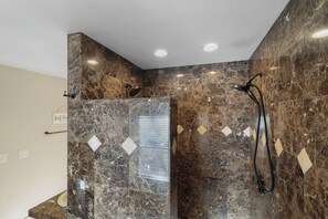 Regadera, secadora de cabello, bidet, toallas 