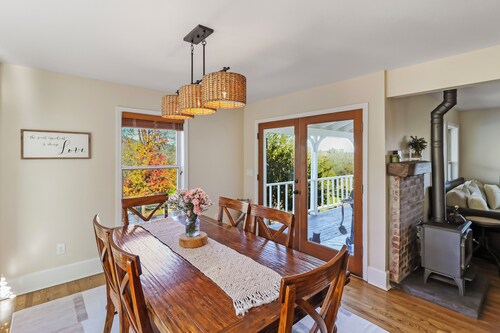 Spacious Farmhouse/hot tub/game room/Mt. views/fire pit/fishing ponds