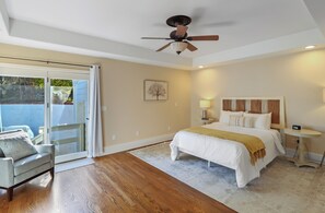 Tabla de planchar con plancha, wifi y ropa de cama 