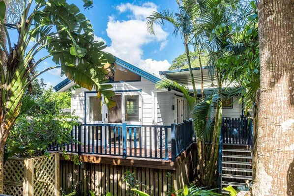 A white house with a blue roof, surrounded by tropical vegetation. - Broadview`s Secret Hideaway (Brunswick Heads)