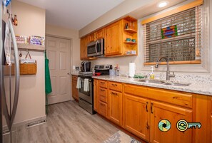 Fridge, microwave, oven, stovetop - Blue Bungalow | Private deck & fire pit (Basye)