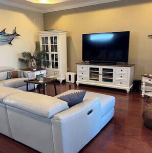 Smart TV - 5 Bed/4 Bath Waterfront Pool Home In Apollo Beach (Apollo Beach)