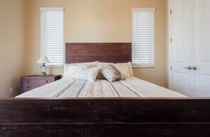 4 bedrooms, iron/ironing board, WiFi, bed sheets - 5 Bed/4 Bath Waterfront Pool Home In Apollo Beach (Apollo Beach)