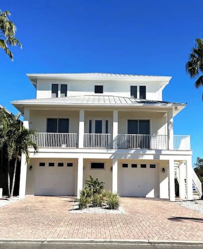 5 Bed/4 Bath Waterfront Pool Home In Apollo Beach