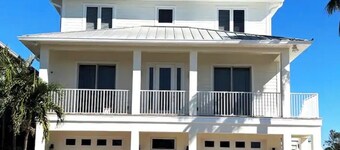 5 Bed/4 Bath Waterfront Pool Home In Apollo Beach