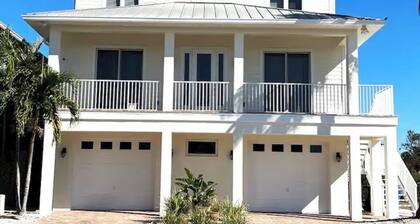 5 Bed/4 Bath Waterfront Pool Home In Apollo Beach