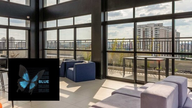 A modern interior with large windows, a balcony, and seating areas. - Sambadrome | Allianz Parque | Expo Center Norte | Bom Retiro. (São Paulo)