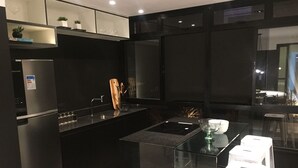A modern kitchen with a central island, stainless steel appliances, and a glass backsplash. - Sambadrome | Allianz Parque | Expo Center Norte | Bom Retiro. (São Paulo)