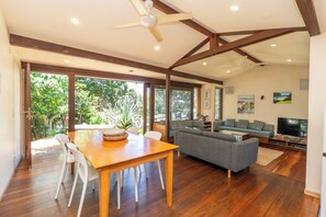 TV - Laguna - Unique, Architect-designed Beach House (Point Lookout)