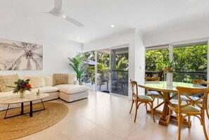 Smart TV - Belle Escapes Clifton Beach Horizon (Clifton Beach)