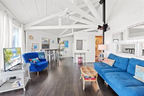 Smart TV - 2BR, 2BA hideaway in the heart of Hatteras Village, Dogs OK, Dock! (Hatteras)