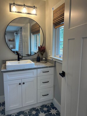 Shower, hair dryer, towels, soap - Quaint studio with AC in the charming Fondren area of Jackson. (Jackson)