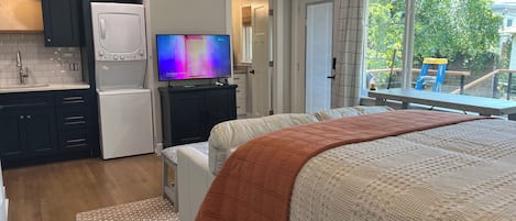 Tabla de planchar con plancha, wifi, ropa de cama