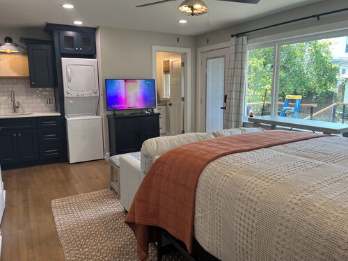 Quaint studio with AC in the charming Fondren area of Jackson.