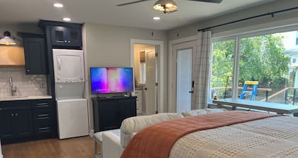 Quaint studio with AC in the charming Fondren area of Jackson.