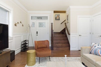 Bright 3BR Retreat, Near Downtown & SkyTrain
