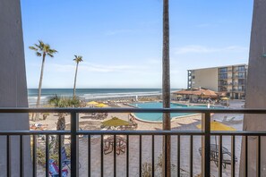Property grounds - Oceanfront Studio with Private Balcony, Pools & Beach Access (Daytona Beach Shores)