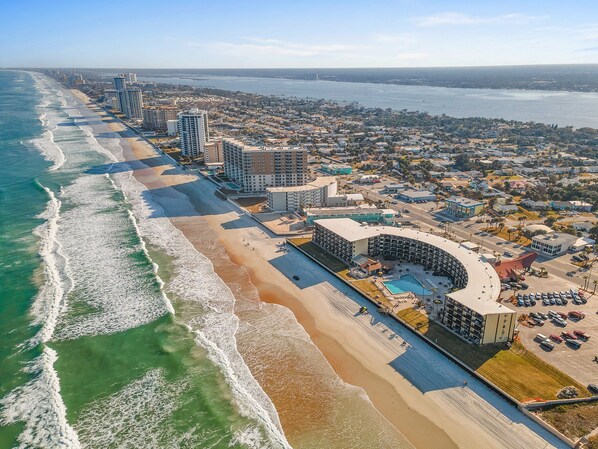 On the beach - Oceanfront Studio with Private Balcony, Pools & Beach Access (Daytona Beach Shores)