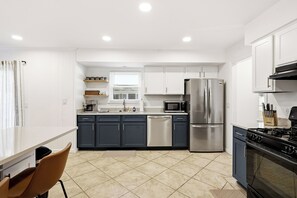 Fridge, microwave, oven, stovetop - Secret Savannah Hideaway (Savannah)