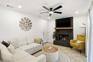 Smart TV - Secret Savannah Hideaway (Savannah)