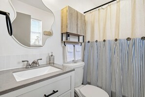 Hair dryer, towels, soap, shampoo - Secret Savannah Hideaway (Savannah)