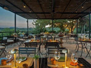 Outdoor dining - The Lodge Mallorca (Sa Pobla)
