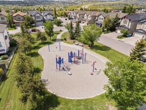 Children’s area - Cozy Panorama Hills Guest Suite | Private Entry | Near YYC Airport (Calgary)