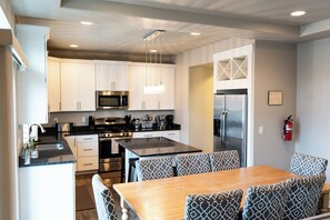 Een koelkast, een magnetron, een oven, een kookplaat