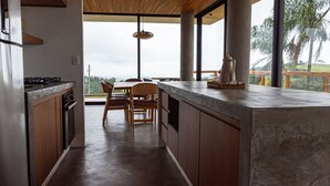 Fridge, oven, electric kettle, cookware/dishes/utensils - Casa c/ Piscina e Vista Panorâmica | Bueno Brandão (Bueno Brandão)